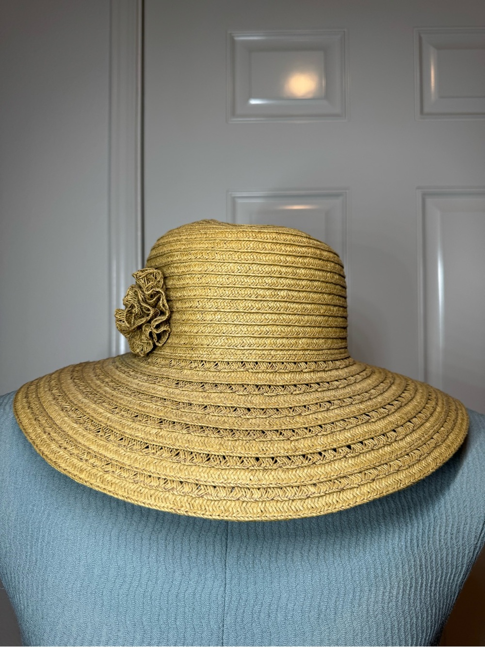 Straw Hat Flower detail tan brown